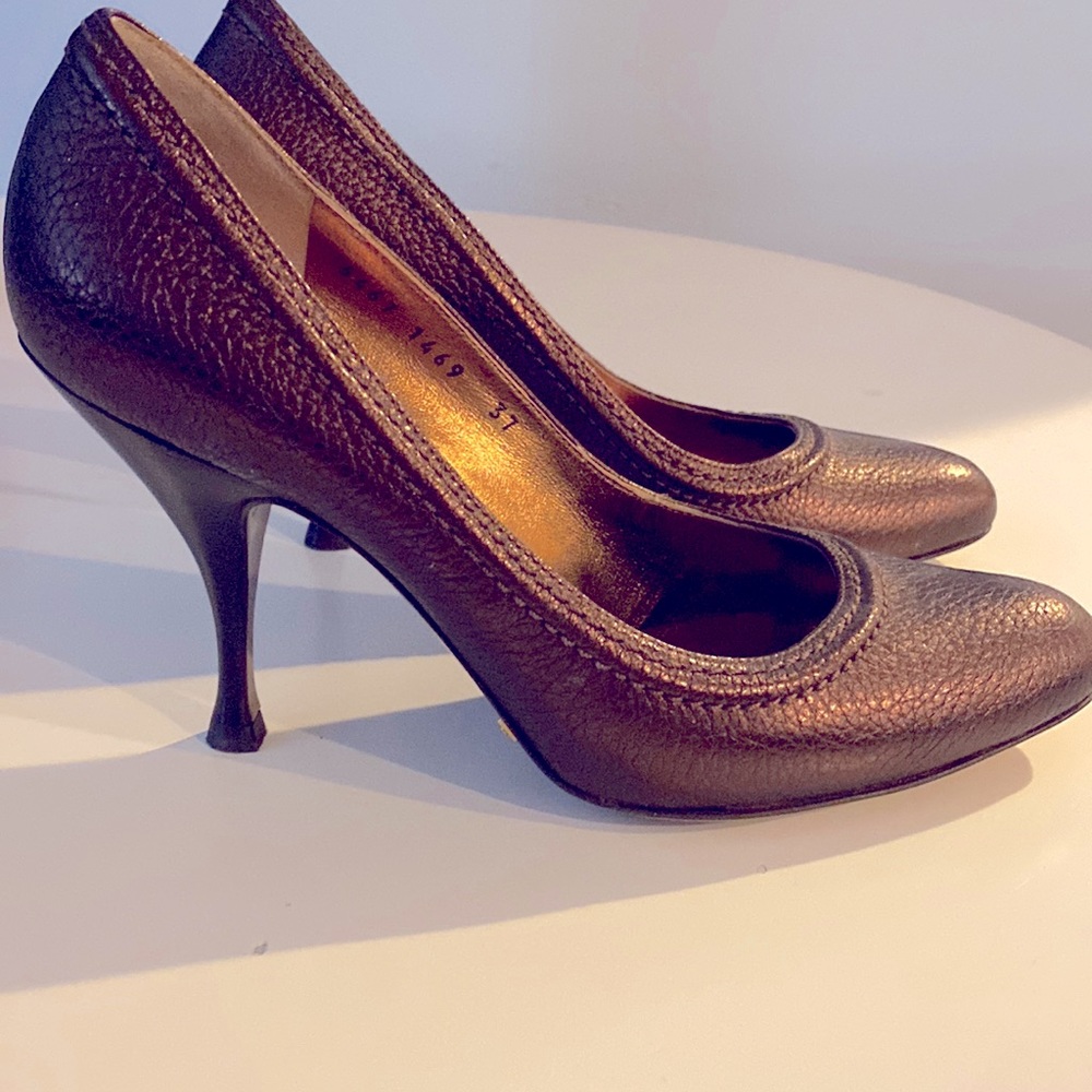 Selling a pair of high heel shoes size 7. Slightly used.